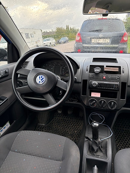 Volkswagen Polo 2 of 5