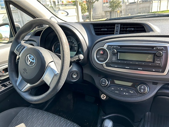 Toyota Yaris 7 of 9