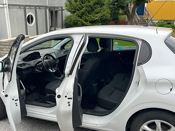 Peugeot 208 3 of 5