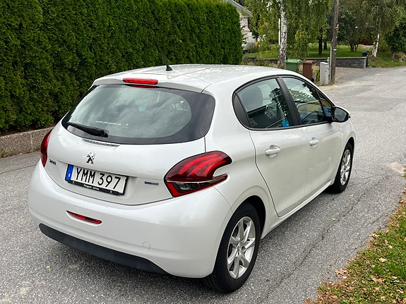 Peugeot 208 2 of 5