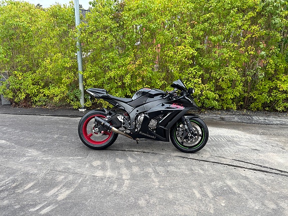 Kawasaki ZX-10R 2 of 7
