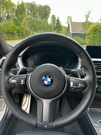 BMW 320i 2 of 18