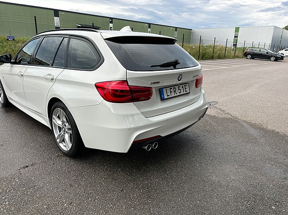 BMW 320i 3 of 18