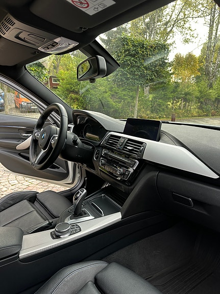 BMW 320i 4 of 18