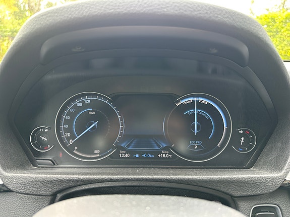 BMW 320i 16 of 18
