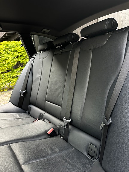 BMW 320i 9 of 18