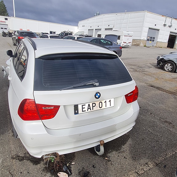 BMW 320d 2 of 5