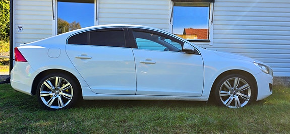 Volvo S60 2 of 16