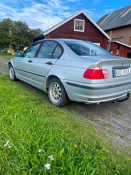 BMW 318i 5 of 6