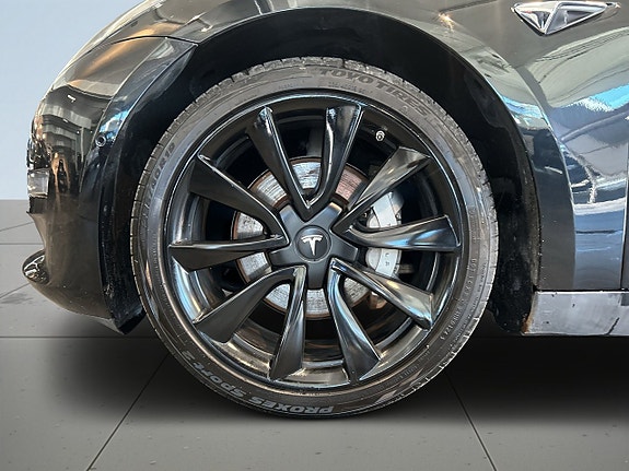 Tesla Model 3 14 of 18