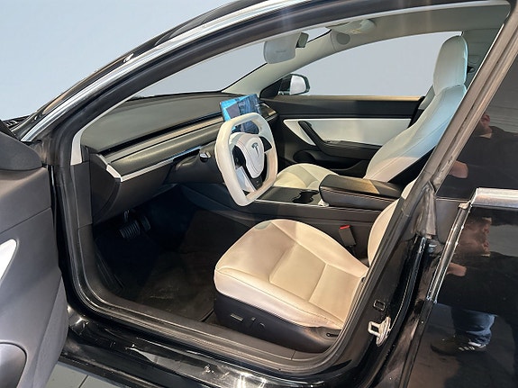 Tesla Model 3 7 of 18