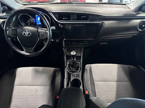 Toyota Auris 7 of 12