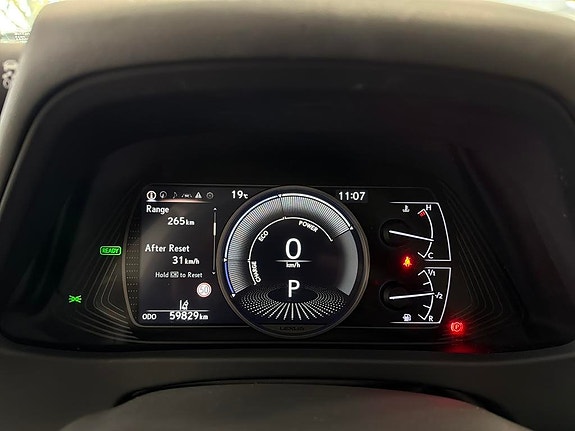 Lexus UX250h 18 of 20
