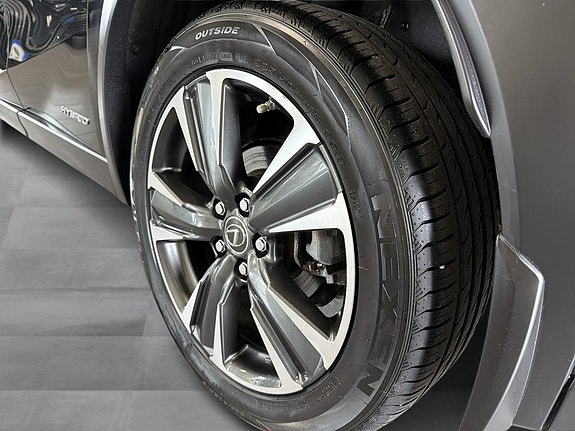 Lexus UX250h 13 of 20