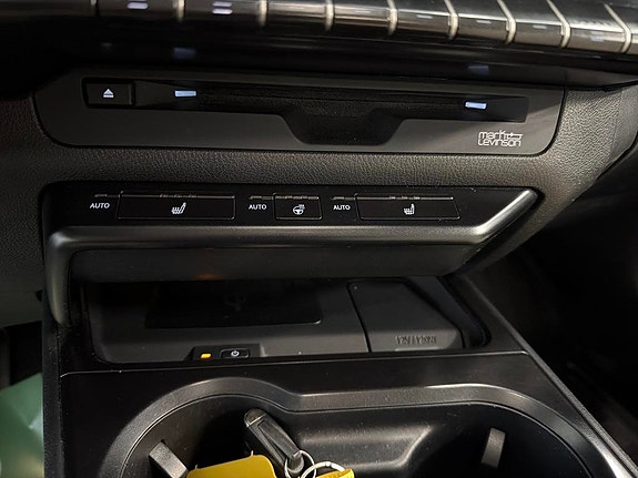 Lexus UX250h 16 of 20