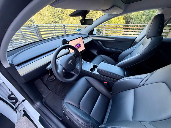 Tesla Model Y 3 of 6