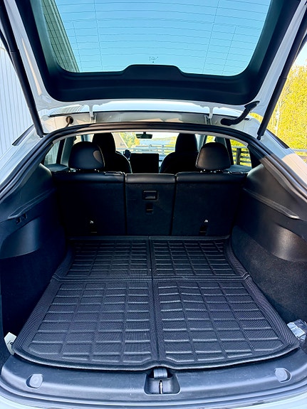 Tesla Model Y 5 of 6
