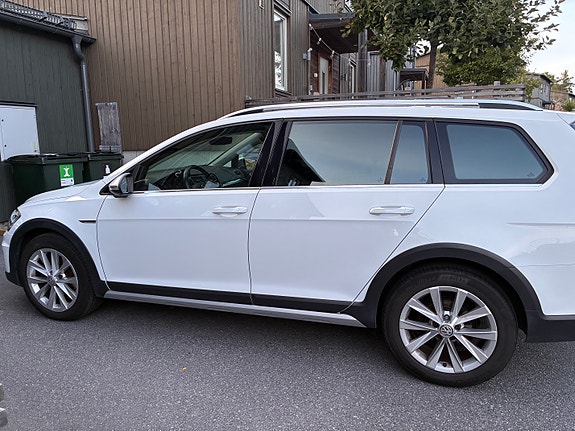 Volkswagen Golf Alltrack 2 of 11