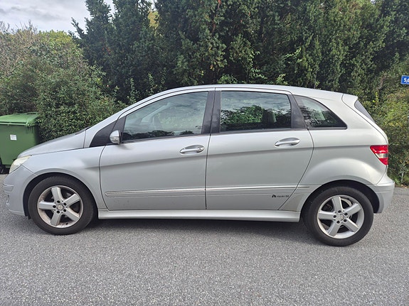 Mercedes-Benz B170 2 of 8