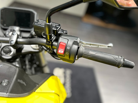 Honda CB750 Hornet / Helsystem/ Handtagsvärme /Quickshifter /Räntefri 15 of 19