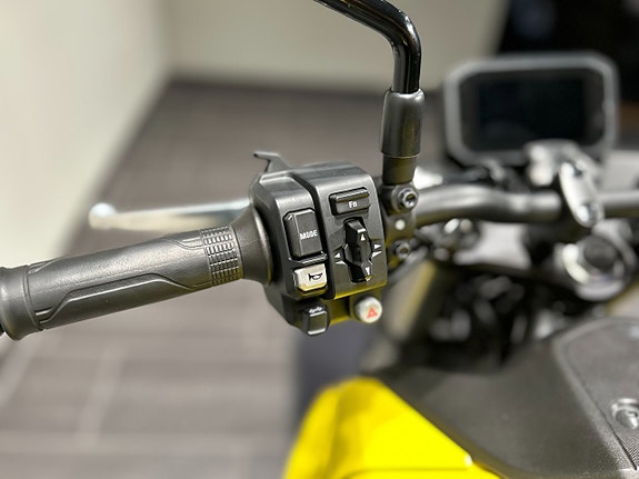 Honda CB750 Hornet / Helsystem/ Handtagsvärme /Quickshifter /Räntefri 16 of 19