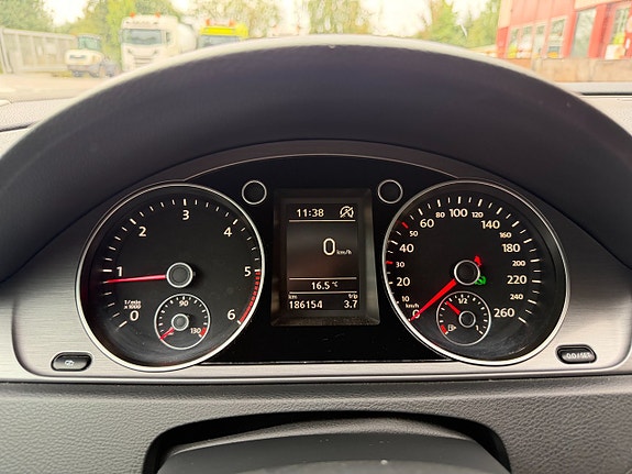 Volkswagen Passat 9 of 13