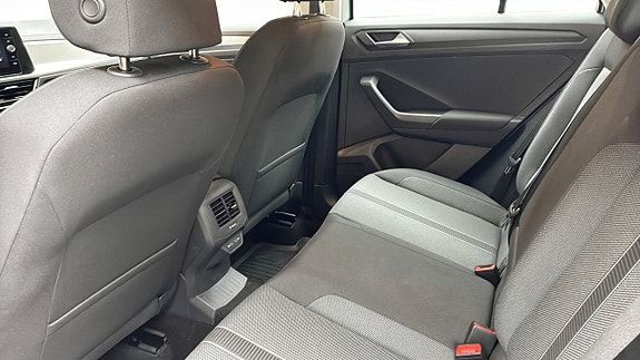 Volkswagen T-Roc 11 of 12