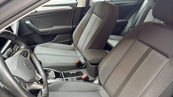 Volkswagen T-Roc 8 of 12