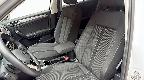 Volkswagen T-Roc 8 of 12