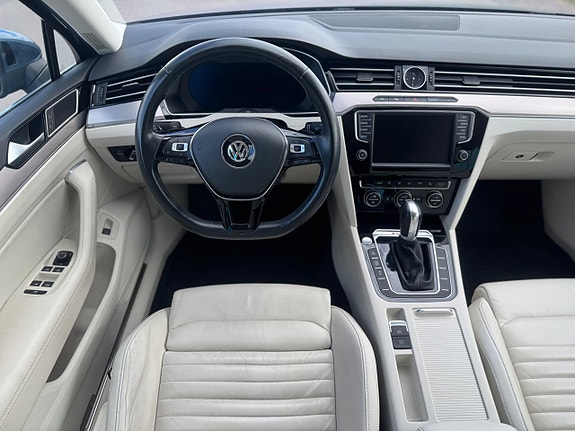 Volkswagen Passat 8 of 30