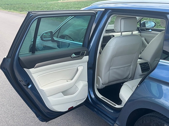 Volkswagen Passat 10 of 30
