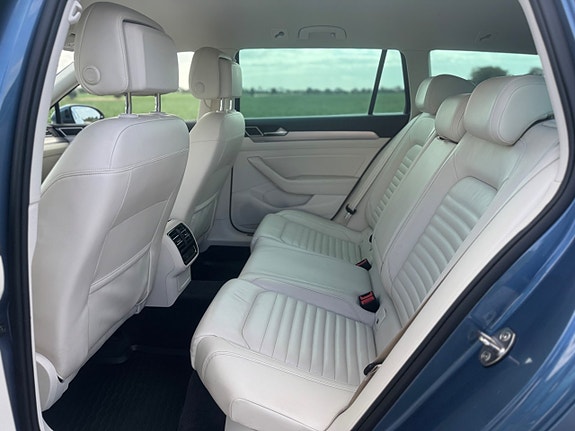 Volkswagen Passat 11 of 30