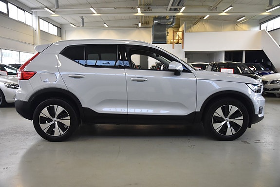 Volvo XC40 2 of 13