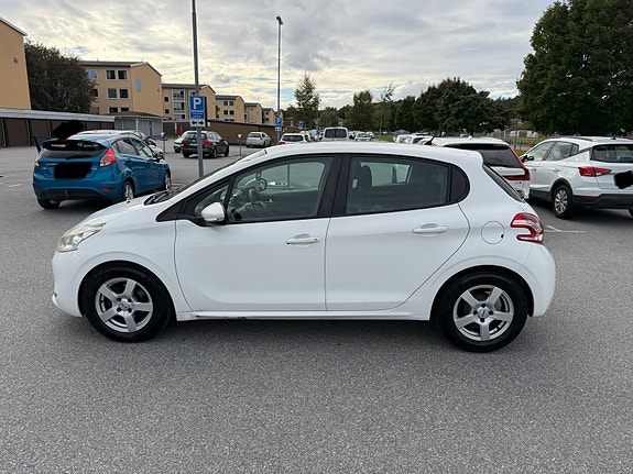 Peugeot 208 2 of 7