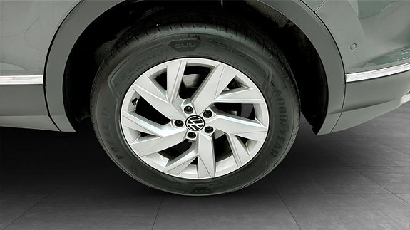 Volkswagen Tiguan 6 of 16