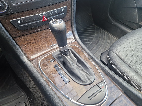 Mercedes-Benz E200 11 of 12