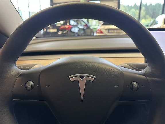 Tesla Model 3 11 of 16