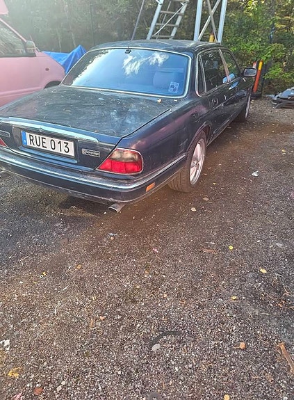 Jaguar XJ 3 of 6