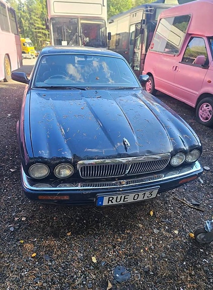 Jaguar XJ 2 of 6