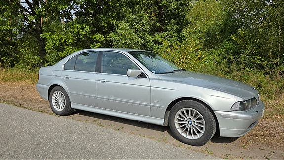 BMW 520i 2 of 4
