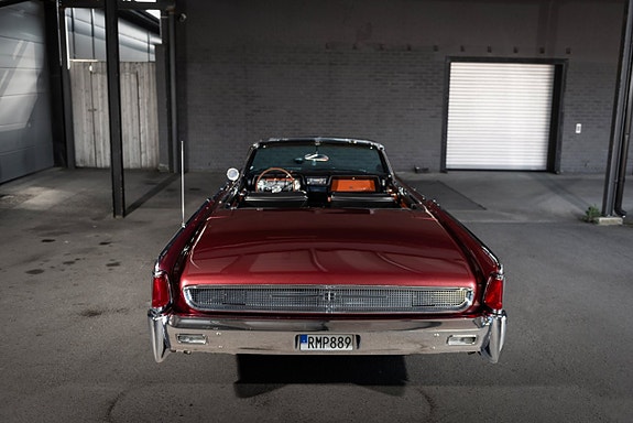 Lincoln Continental 7 of 23