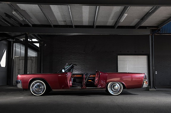 Lincoln Continental 2 of 23