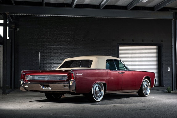 Lincoln Continental 8 of 23