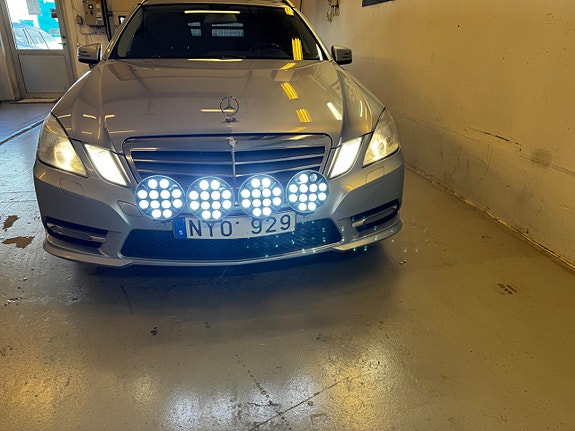 Mercedes-Benz E220 2 of 13