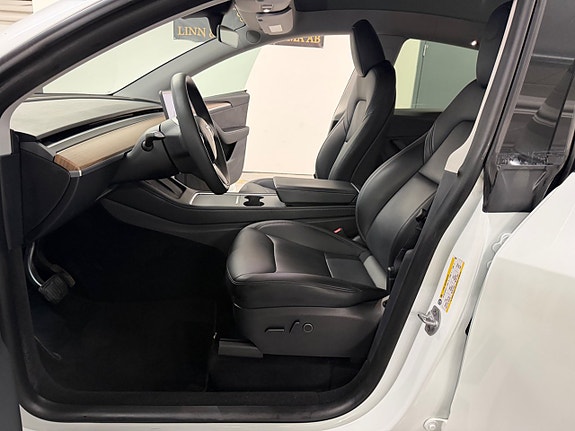 Tesla Model Y 10 of 19