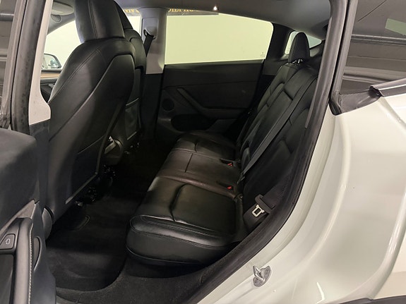 Tesla Model Y 8 of 19