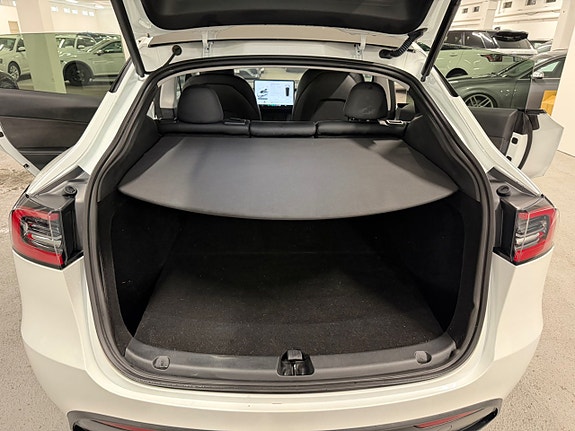 Tesla Model Y 9 of 19