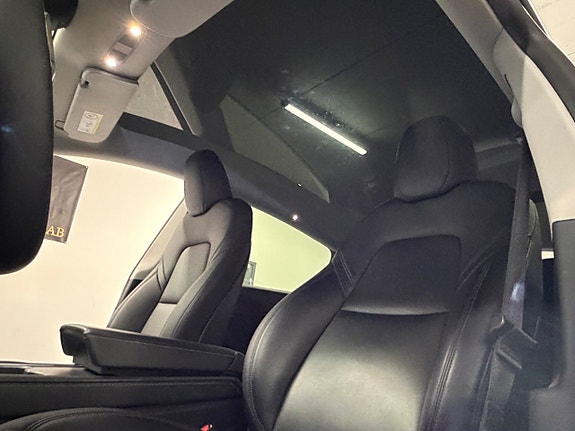 Tesla Model Y 13 of 19