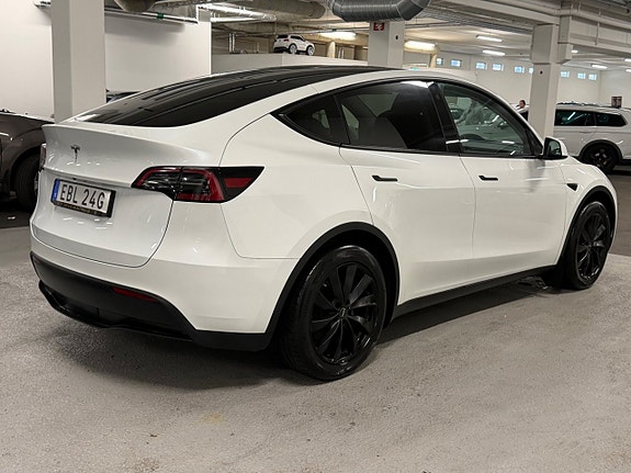 Tesla Model Y 5 of 19