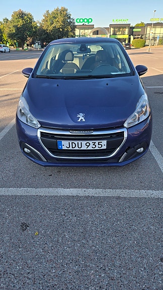 Peugeot 208 3 of 8